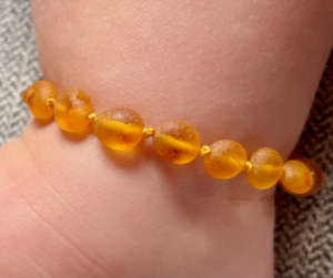 Pijn bij doorkomende tandjes? Z&oacute; werkt barnsteen