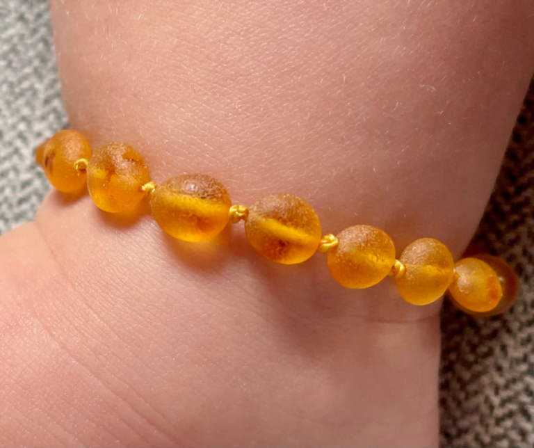 Pijn bij doorkomende tandjes? Z&oacute; werkt barnsteen